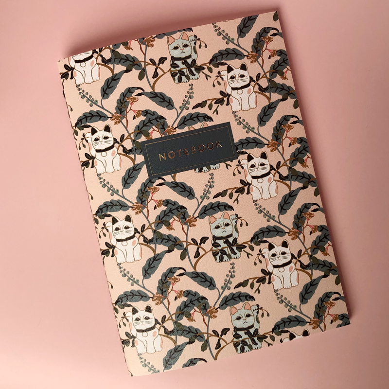 Записная книжка А5 24л., сшивка "Maneki-Neko", 90г/м2, золотое тиснение, тонированный блок в клетку